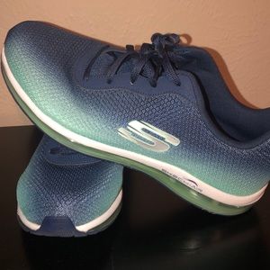 Women’s Sketchers size 10